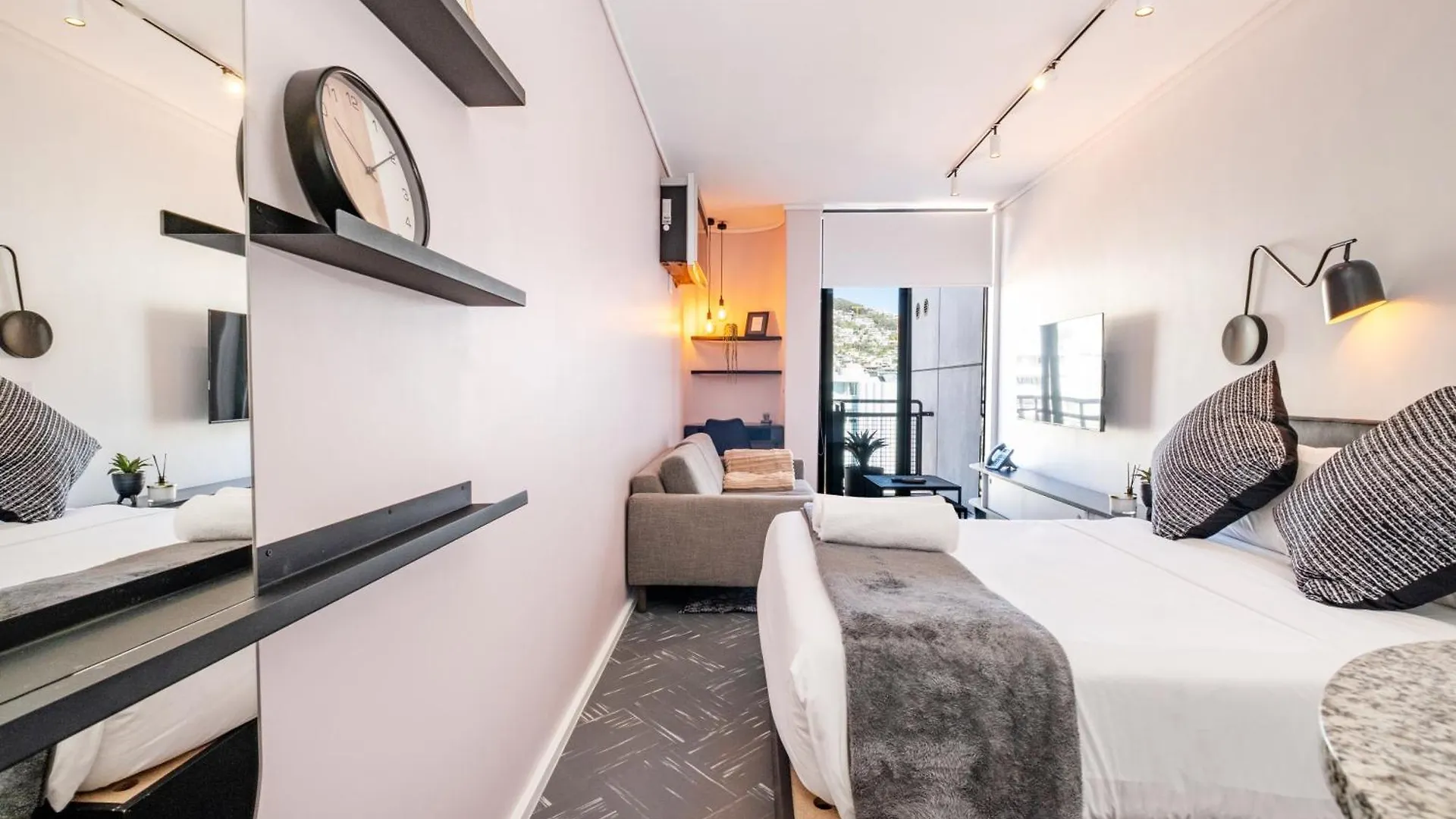 Flamingo 805 - Top Floor Sea Point Studio Near Beach With Daily Housekeeping Città del Capo