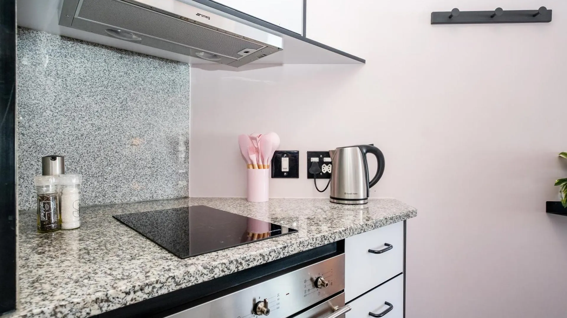 Flamingo 805 - Top Floor Sea Point Studio Near Beach With Daily Housekeeping Città del Capo Appartamento