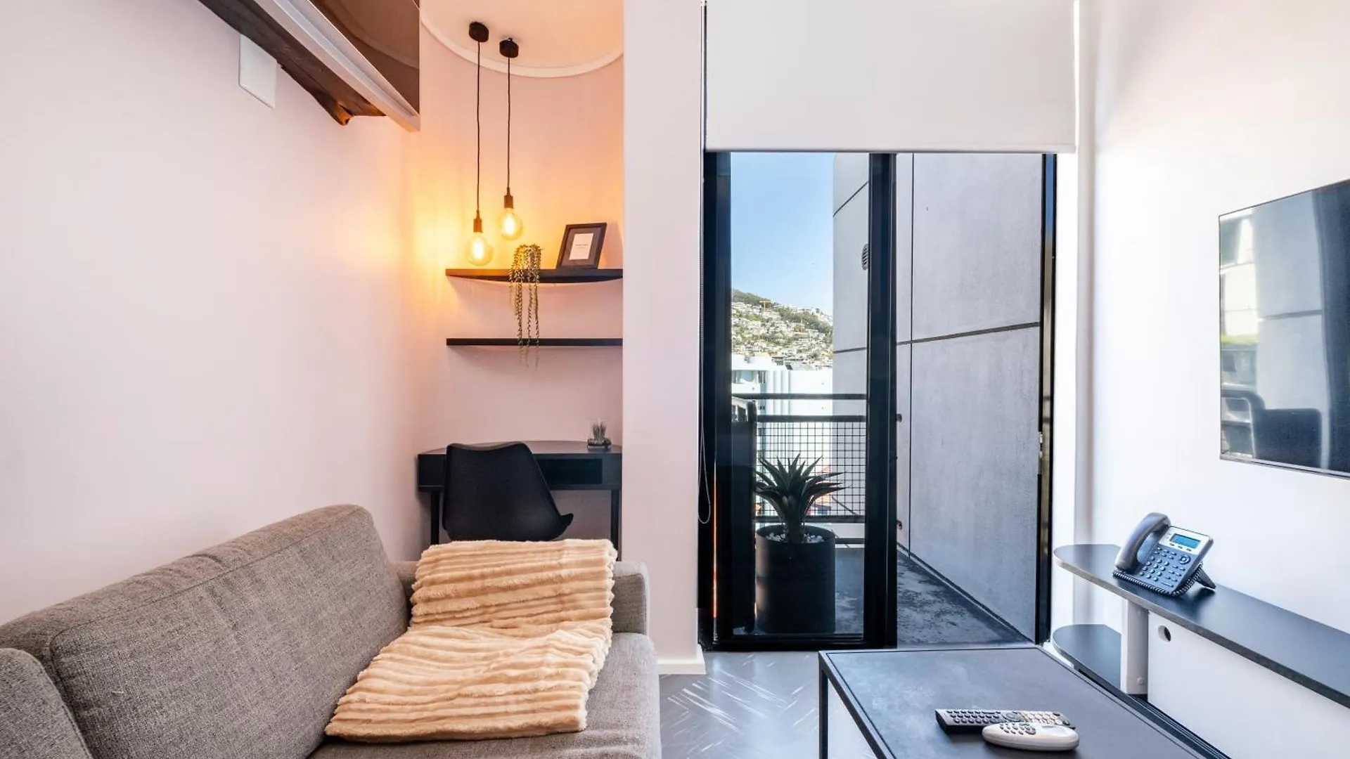 Appartamento Flamingo 805 - Top Floor Sea Point Studio Near Beach With Daily Housekeeping Città del Capo