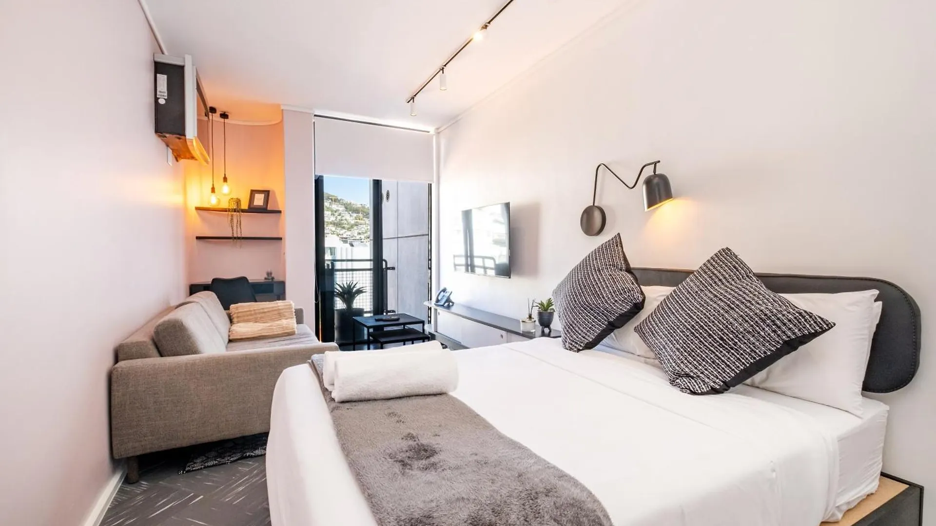 Flamingo 805 - Top Floor Sea Point Studio Near Beach With Daily Housekeeping Città del Capo